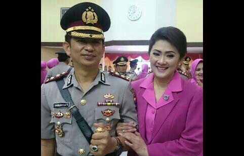 Kapolres Tanjung Perak AKBP Takdir Mattanete dan istri.