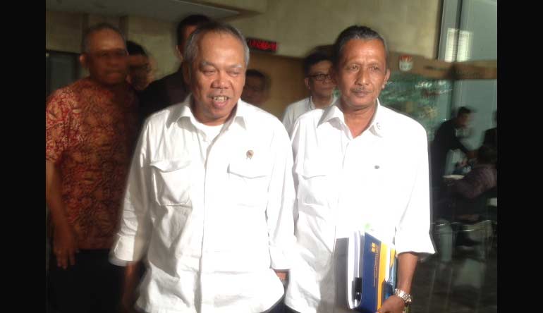 Menteri PUPR Basuki Hadimuljono saat meninggalkan Gedung KPK, Kamis (21/4). Basuki diperiksa hampir 6 jam sebagai saksi Damayanti.
