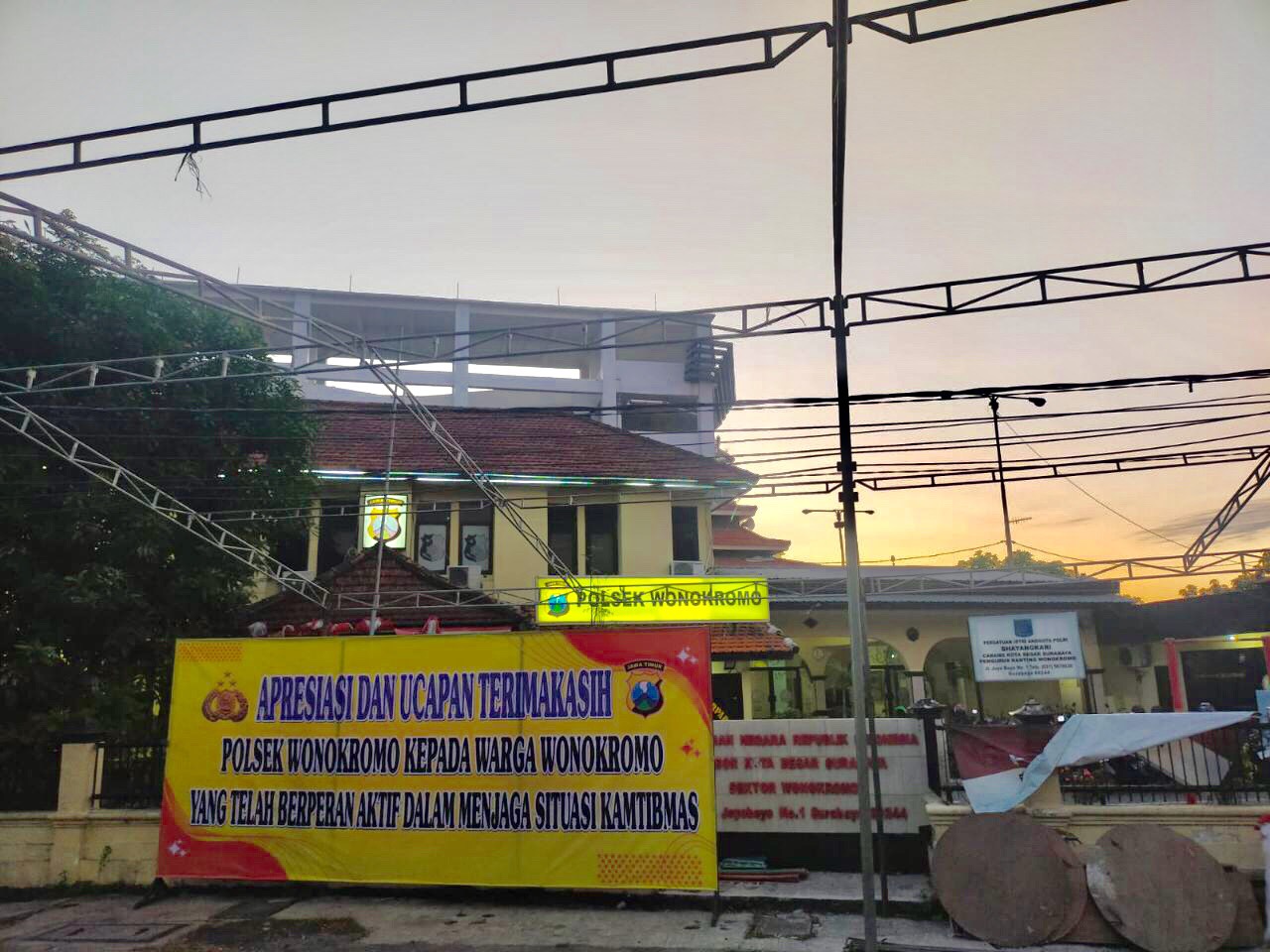 Spanduk ucapan terima kasih yang dipasang di depan Polsek Wonokromo