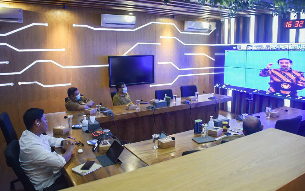 Wali Kota Kediri Abdullah Abu Bakar dan jajarannya saat mengikuti arahan Presiden Joko Widodo secara virtual. foto: ist.