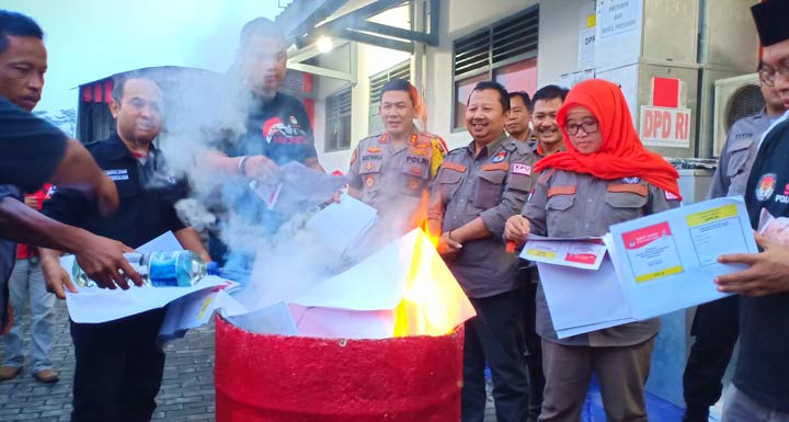 Pemusnahan surat suara rusak di halaman kantor KPU Kota Blitar.