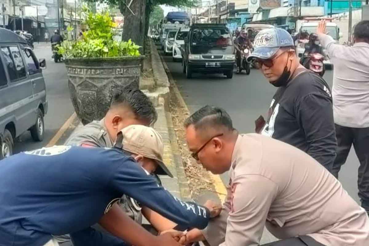 Petugas saat mengamankan ODGJ di Jalan Malang-Surabaya.