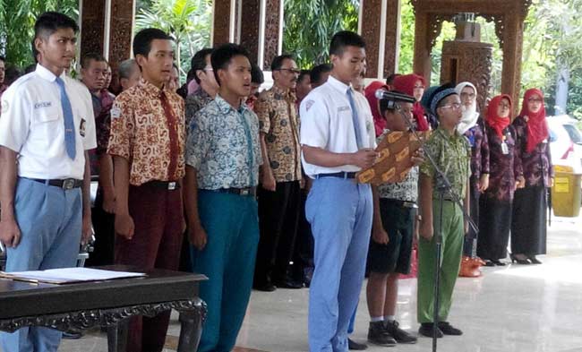 BACA IKRAR: Perwakilan siswa peserta Ujian Sekolah dan Ujian Nasional kala Deklarasi UN Jujur dan Berprestasi, di Pendapa Delta Wibawa Sidoarjo, Kamis (24/3/2016). foto: musta