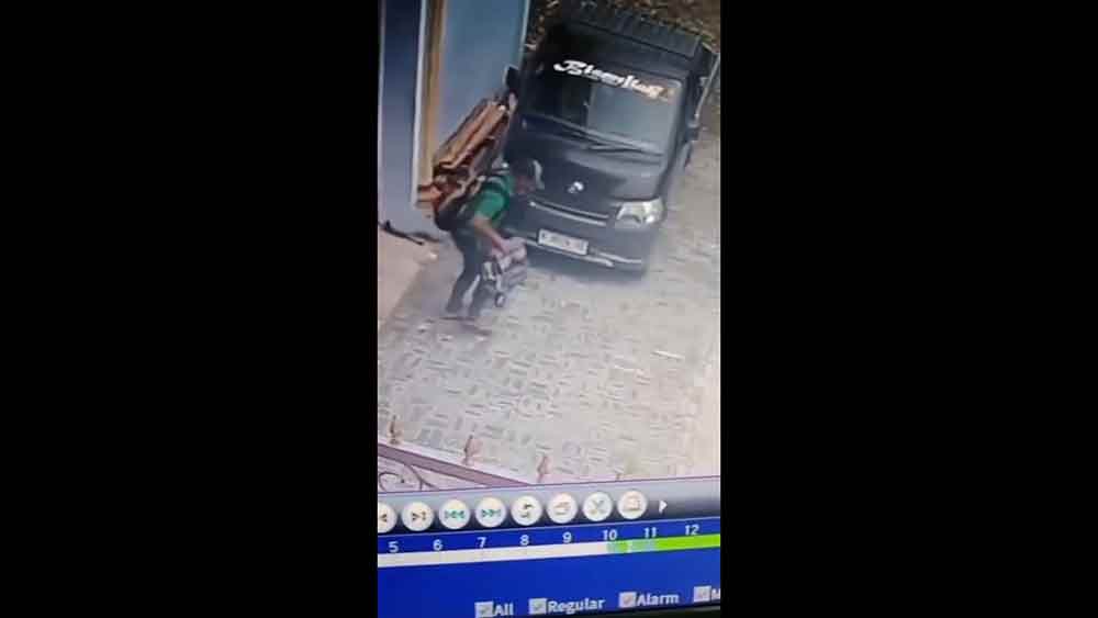 Pelaku pencuri kompresor terekam CCTV.