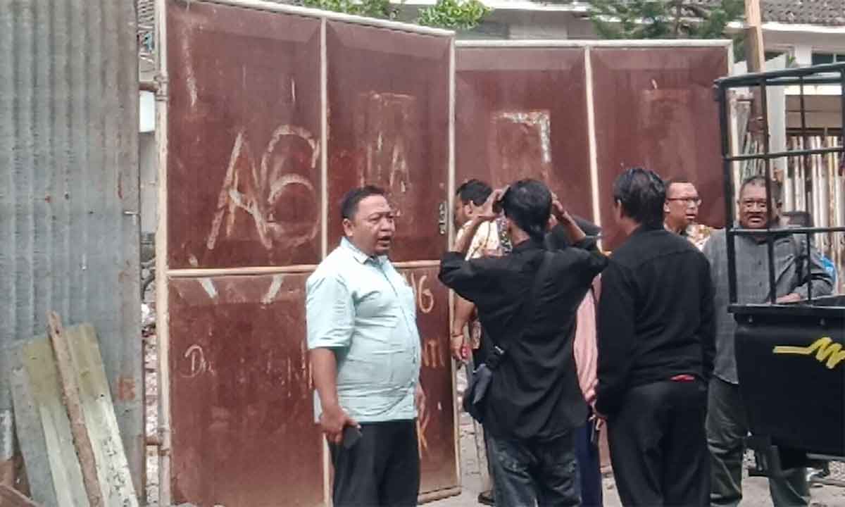 Komisi III DPRD Kota Probolinggo saat melakukan sidak atau inspeksi mendadak pembangunan hotel di Jalan Brigjen Katamso.