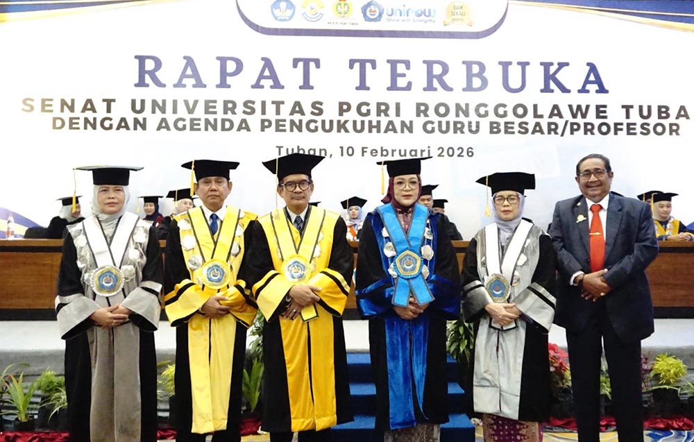 Para Guru Besar Unirow Tuban foto bersama usai dilakukan pengukuhan oleh Ketua Senat.