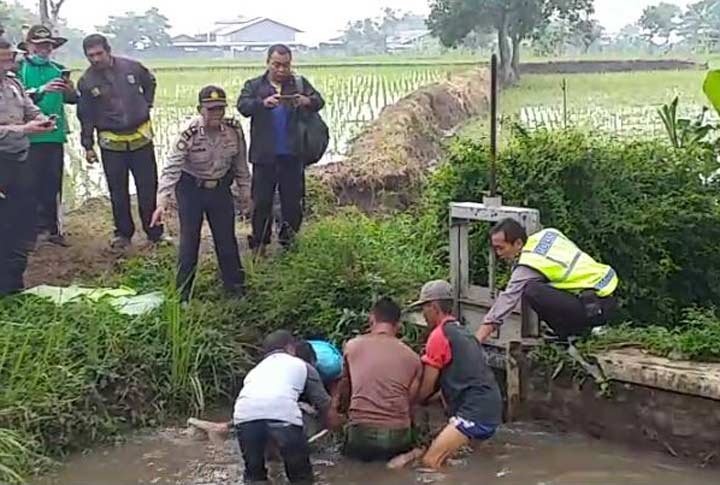 Petugas dibantu warga saat hendak mengevakuasi korban.