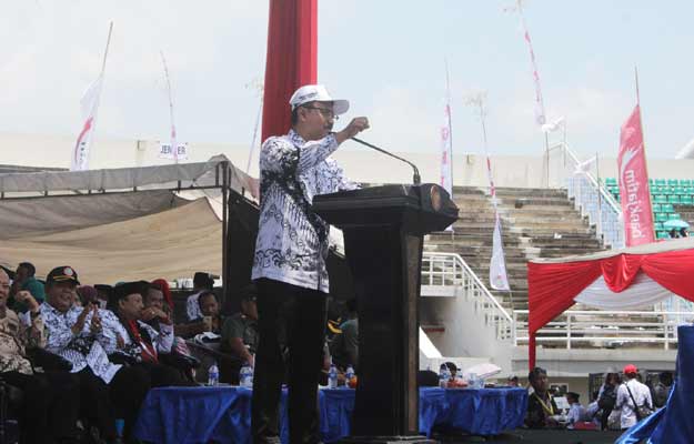 Pengurus PGRI Jember dalam sebuah acara.