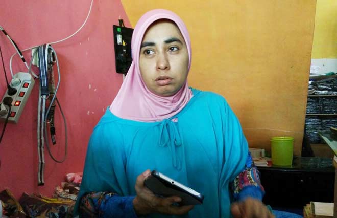 Bibi Resemjan, istri Ismail Hidayah salah satu korban pembunuhan yang diduga dilakukan Dimas Kanjeng Taat Pribadi. foto: HADI PRAYITNO/ BANGSAONLINE