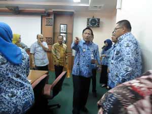 Komisi VII DPR RI ketika bertemu Bupati Gresik Sambari HR, membahas Smelter. foto: syuhud/ BANGSAONLINE