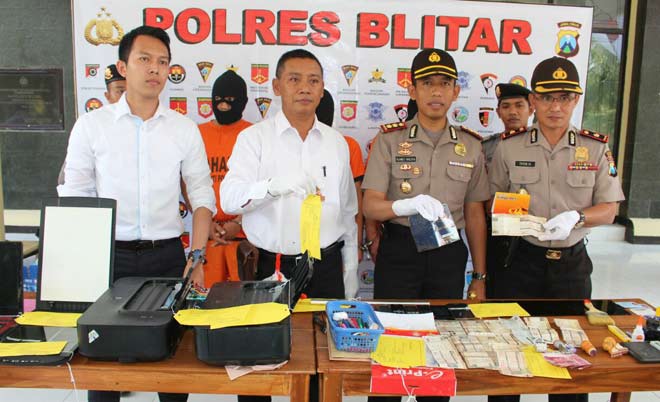 Kapolres Blitar AKBP Slamet Waluya menunjukan barang bukti pemalsuan STNK. foto: TRI SUSANTO/ BANGSAONLINE