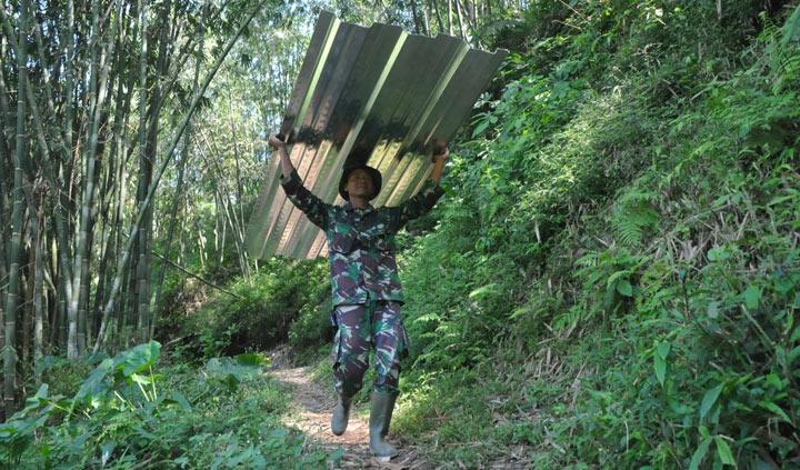 Satgas TMMD harus mengangkat sendiri material pembangunan karena tidak ada akses untuk kendaraan.