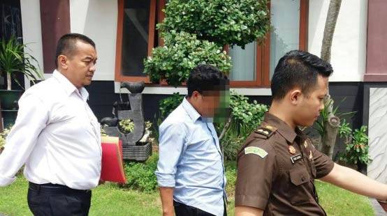 Tersangka Marjati (tengah) saat hendak diperiksa oleh
penyidik Kejari Ngawi, kemarin. foto: zainal abidin/ BANGSAONLINE