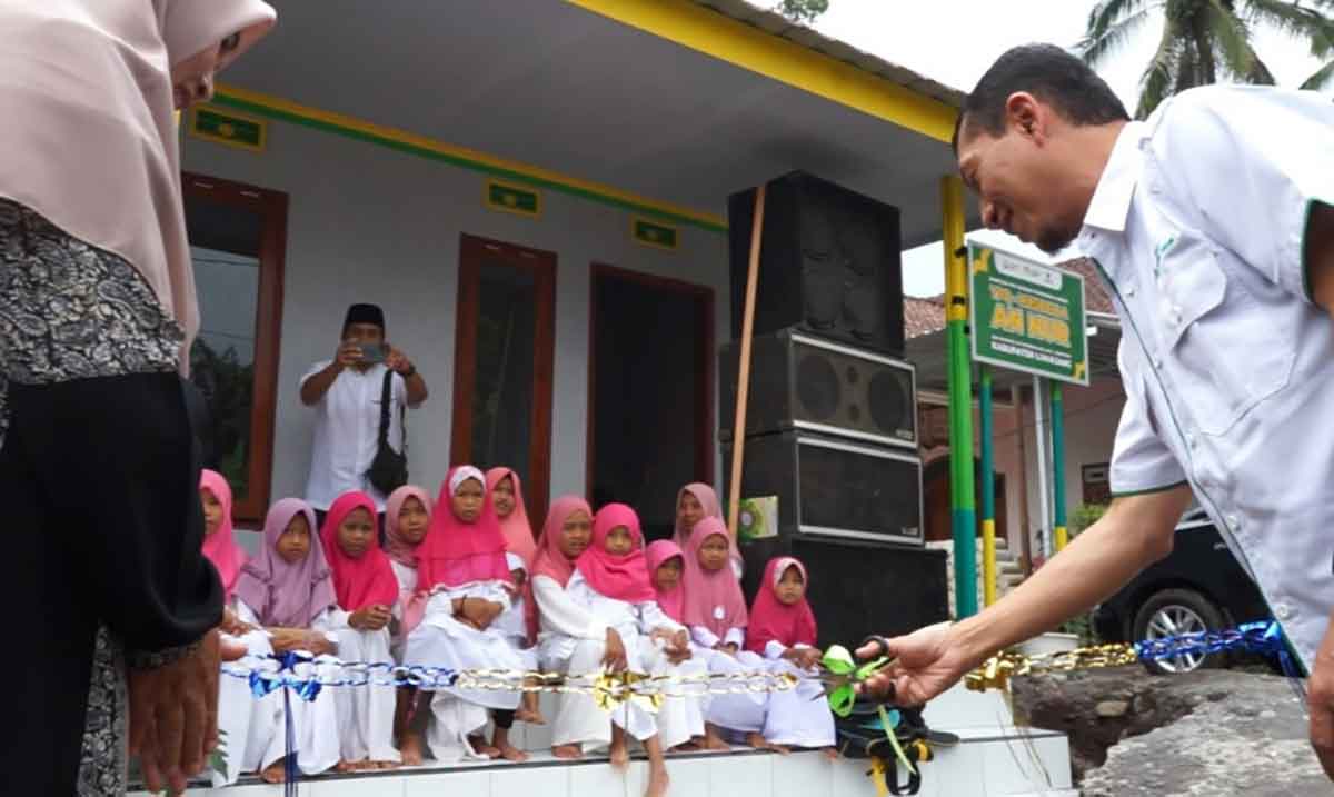 Ketua UPZ Baznas Petrokimia Gresik, Yusuf Wibisono, saat meresmikan Musala An Nur di Dusun Sidorejo, Desa Sumbermujur, Kecamatan Candipuro, Lumajang. Foto: Ist