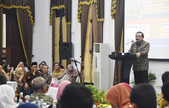 Gubernur Jatim, Soekarwo saat menjadi keynote speaker Seminar Nasional Kompetensi SDM di Era Revolusi Industri 4.0 di Gedung Negara Grahadi Surabaya, Selasa (29/1). Foto: Ist 
