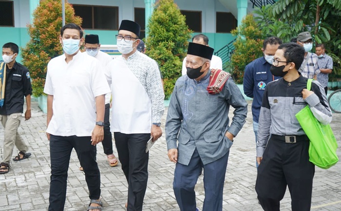 Wali Kota Kediri Abdullah Abu Bakar saat mendampingi Gubernur Jawa Barat Ridwan Kamil berkunjung ke Kampung Inggris Pare, disambut tuan rumah Mr. Kalend. foto: ist.