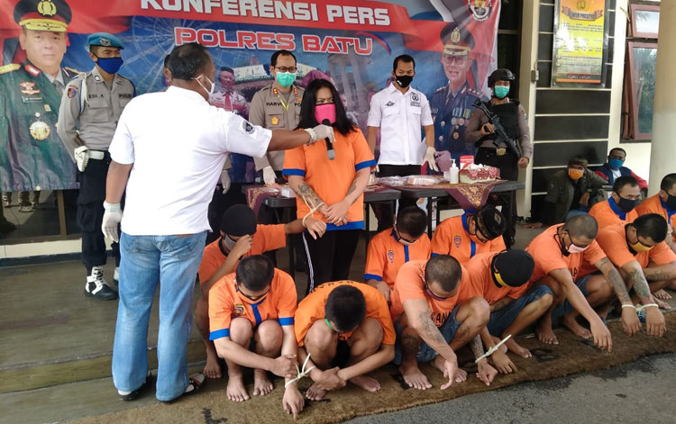 Janda satu anak tersangka narkoba saat dimintai keterangan dalam rilis di Mapolres Batu.