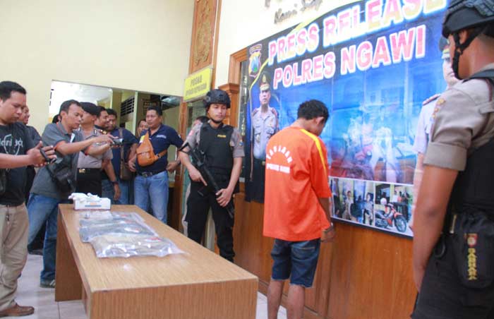 Muh Mudiono, pelaku pembacokan saat diamankan di Polres Ngawi.