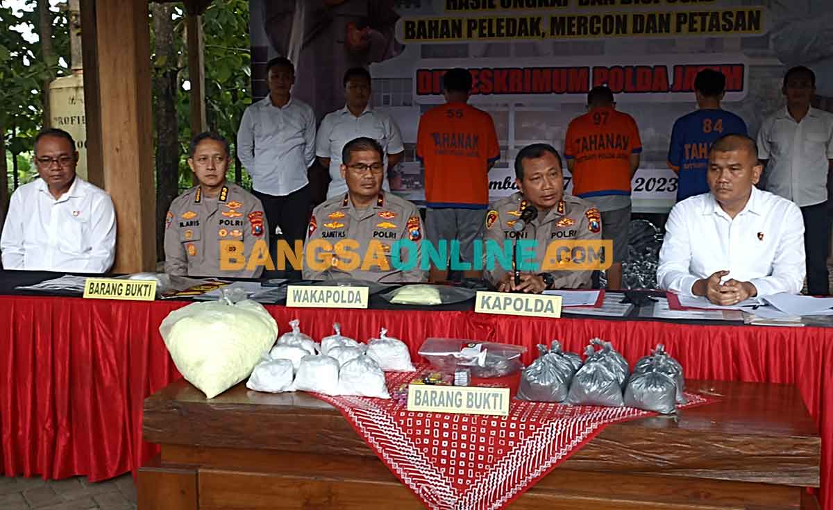 Kapolda Jatim, Irjen Pol Toni Harmanto, saat konferensi pers di Puslatpur Satbrimob, Jombang. Foto: AAN AMRULLOH/BANGSAONLINE