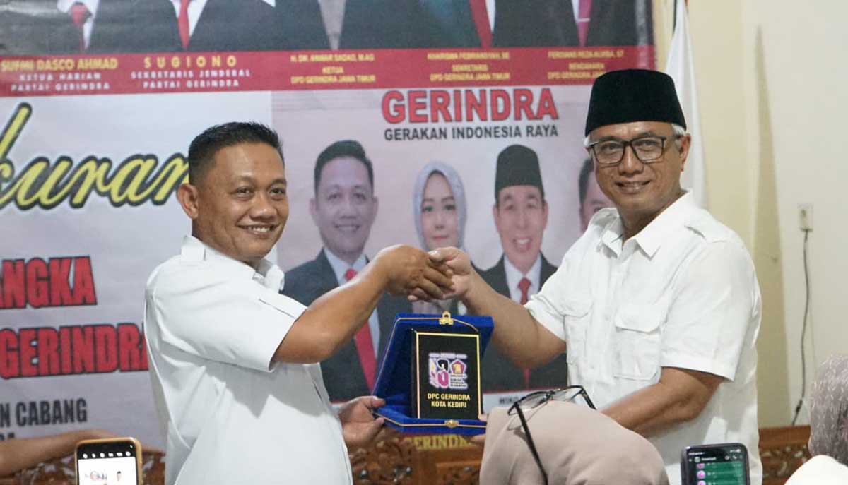 Ketua DPC Gerindra Kota Kediri, Katino (kiri), saat bersama Gus Qowim. Foto: Ist