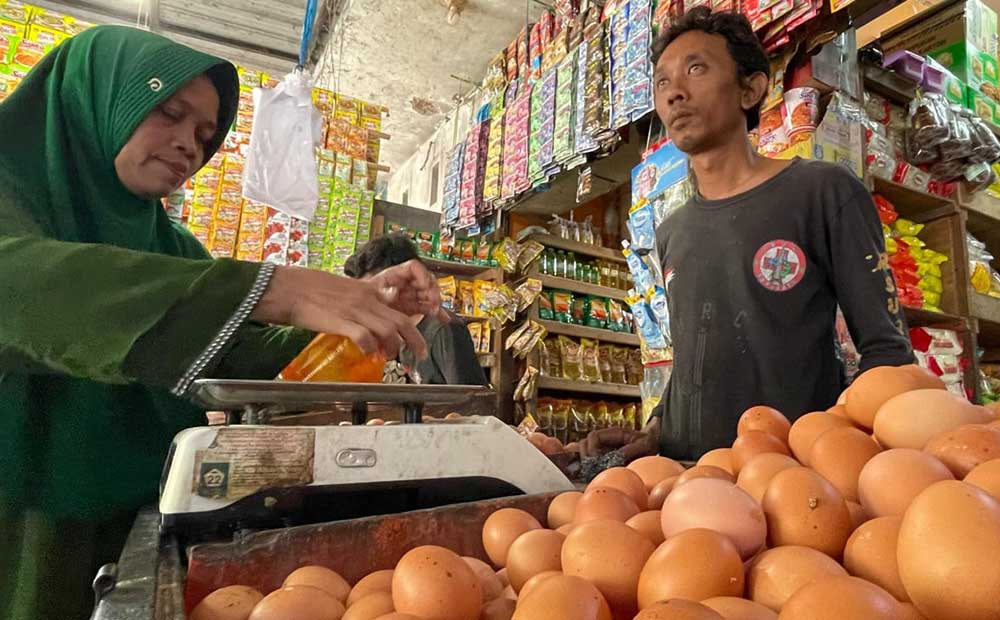 Salah satu pedagang di Pasar Sidoharjo saat melayani pembeli.