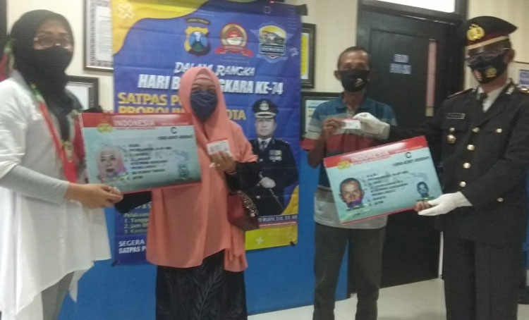 Sejumlah warga yang mendapatkan SIM gratis.