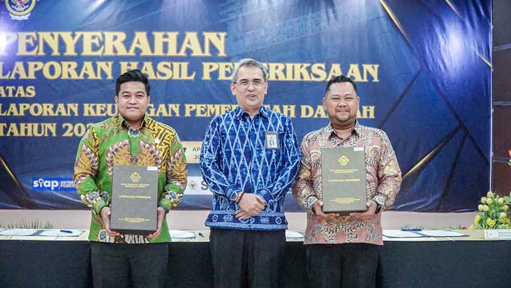 Bupati Gresik, Fandi Akhmad Yani (kanan), Ketua DPRD Gresik, M. Syahrul Munir (kiri), bersama Kepala BPK Perwakilan Jatim, Yuan Candra Djaisin saat menerima LHP BPK. Foto: Ist.