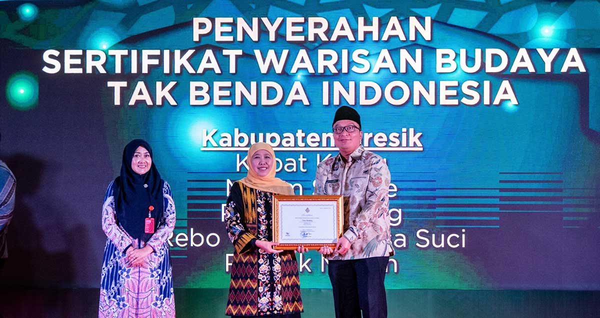 Wakil Bupati Gresik (kanan) saat menerima sertifikat WBTB dari Gubernur Khofifah. Foto: Ist