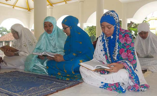 Siswi SMA NU Sumenep sedang khusuk mengaji Al-quran. foto: rahmatullah/ BANGSAONLINE
