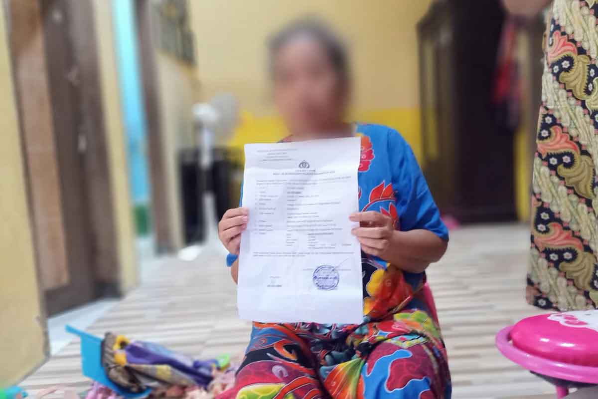 Korban SR (55) menunjukkan bukti laporan penganiayaan ke awak media, Minggu (27/2/2023)