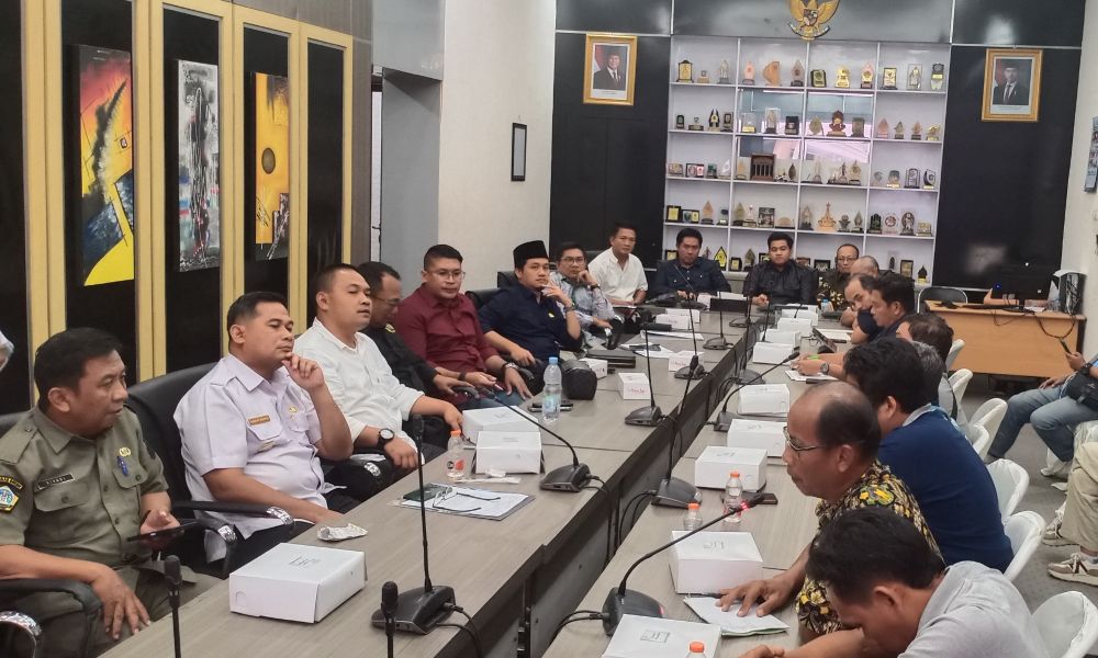 Ketua DPRD Gresik, M Syahrul Munir didampingi Wakil Ketua Lutfi Dhawam dan Ahmad Nurhamim serta Ketua Komisi II Wongso Negoro  saat audiensi dengan PKL di Jalan Tambang dan PT SMI. FOTO; SYUHUD/BANGSAONLINE.
