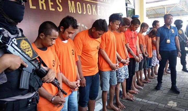 Para pengedar sabu yang dipamerkan dalam ungkap kasus di Mapolres Mojokerto.