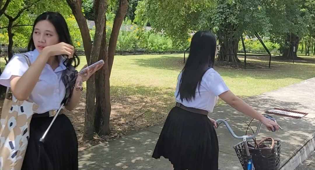 Mahasiswi Mahidol University  Bangkok Thailand menuntun sepeda onthel di kampusnya. Foto: m mas