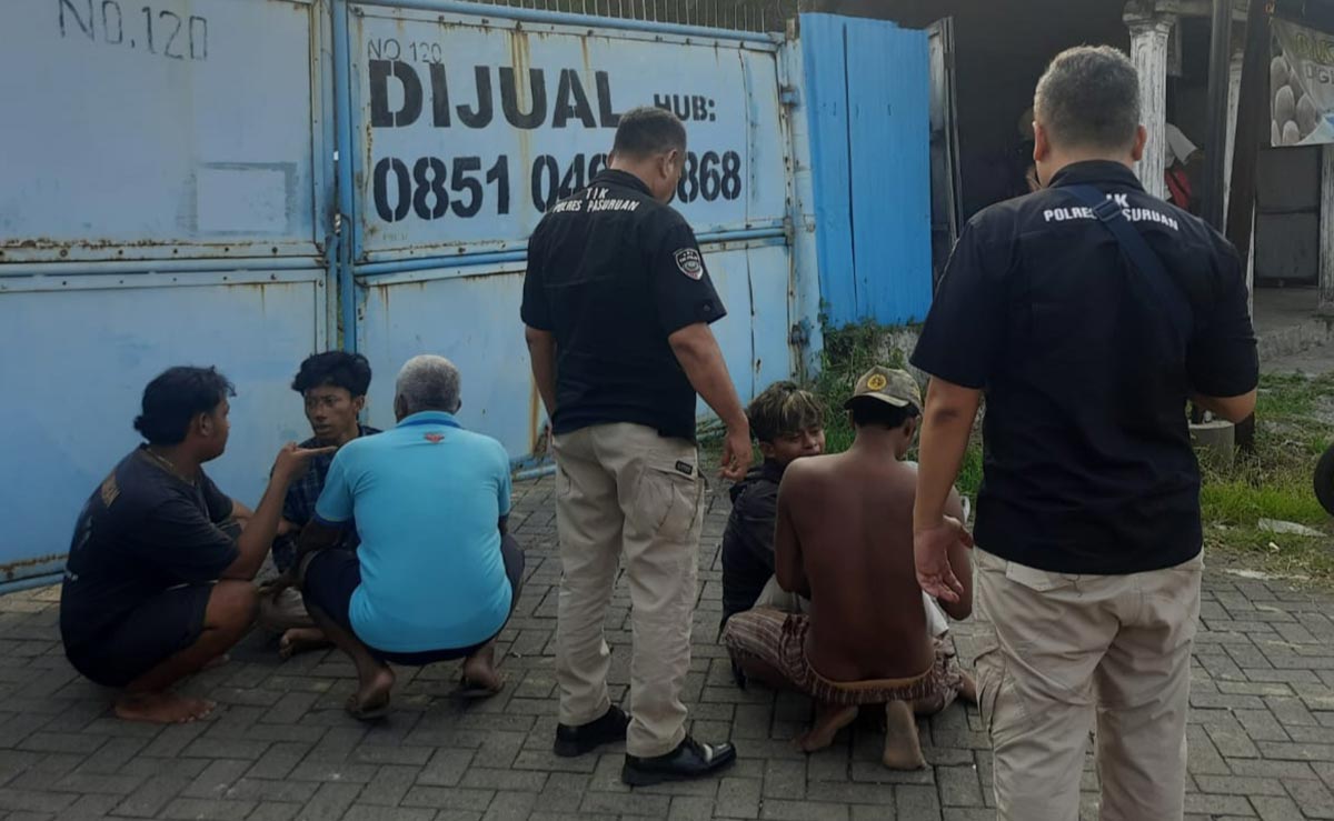 Petugas mengamankan dua remaja mabuk yang sempat baku hantam dengan warga.
