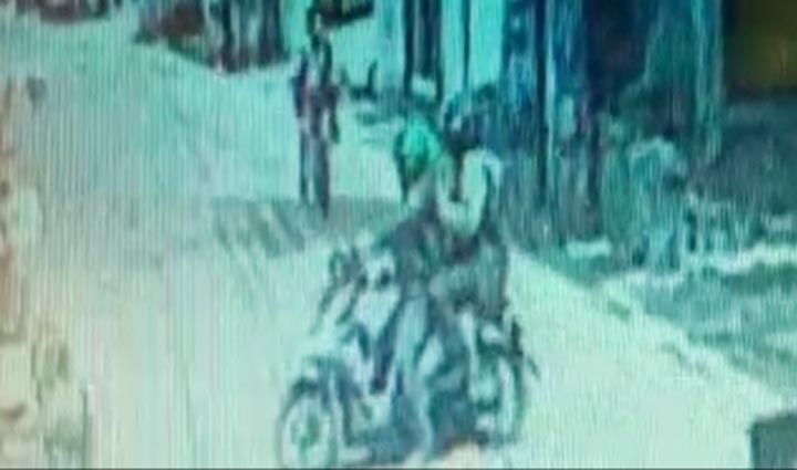 Potongan klip CCTV menunjukkan kedua pelaku berboncengan menggunakan motor sebelum beraksi di rumah kos yang jadi sasaran.
