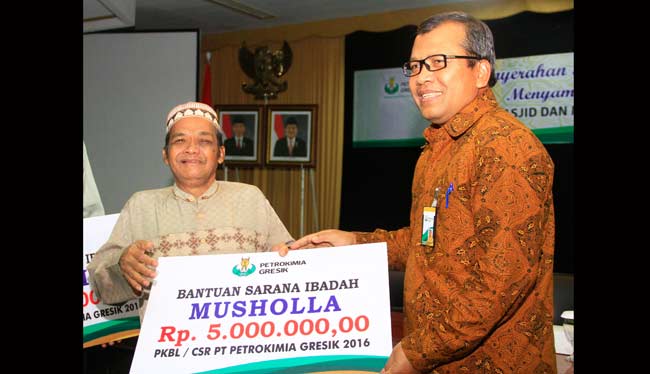 Dirkeu PT PG, Pardiman ketika menyerahkan bantuan. foto: SYUHUD/ BANGSAONLINE