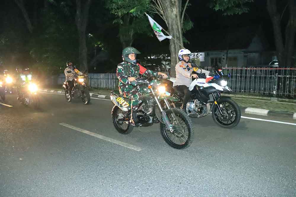 Kapolres Gresik AKBP Ramadhan Nasution, bersama Dandim 0817 Gresik Letkol Inf. Fadly Subur Karamaha saat meminpin patroli skala besar. (Ist)