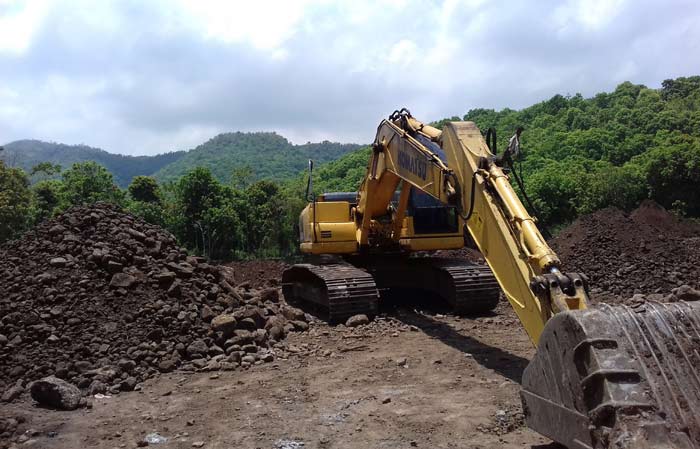 Tampak alat berat berada di lokasi tambang ilegal yang tetap beraktivitas di Kecamatan Banyuglugur. foto: MURSIDI/ BANGSAONLINE