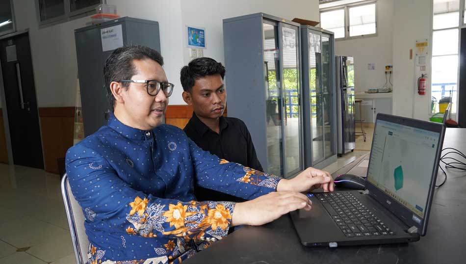 Mas Irfan Purbawanto Hidayat saat menjelaskan Meshless Method kepada mahasiswa pascasarjana di Laboratorium Inovasi Material ITS. (Ist)