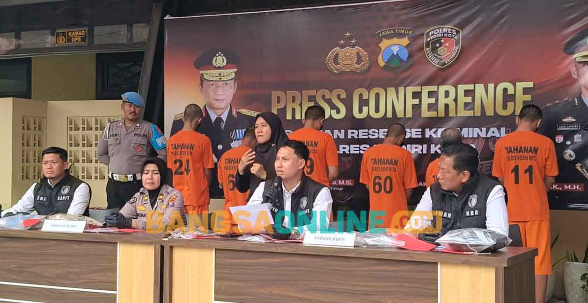 Kasatreskrim Polres Kediri Kota, AKP Cipto Dwi Leksana, saat menggelar konferensi pers dengan menunjukkan para tersangka. Foto: MUJI HARJITA/BANGSAONLINE
