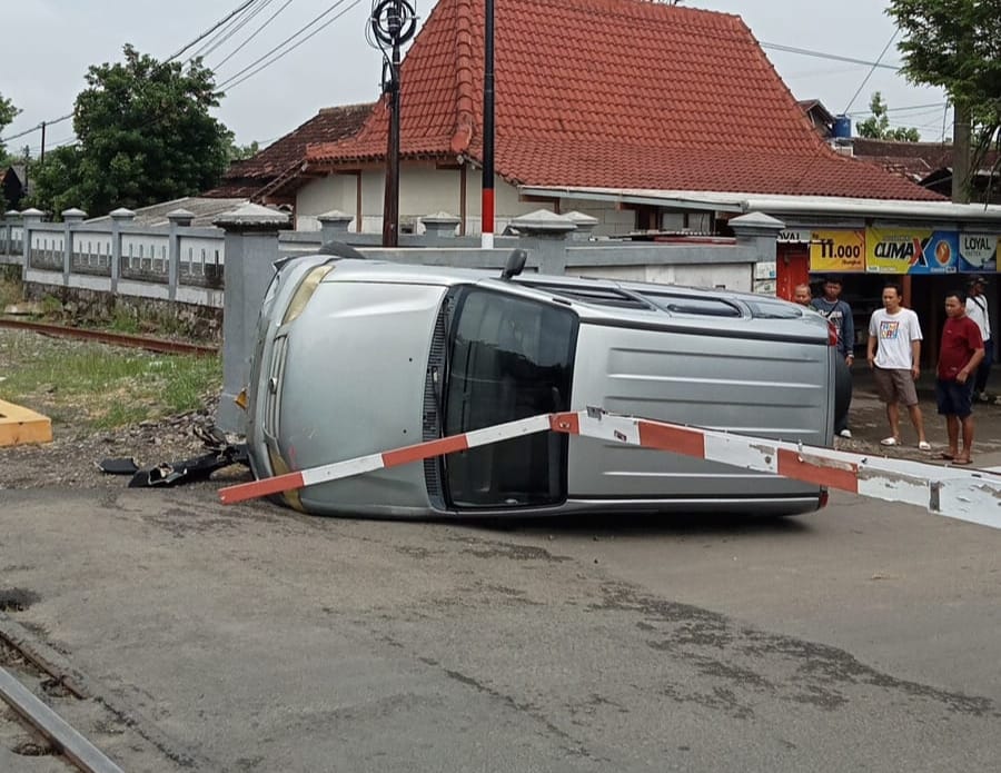 Kondisi mobil yang terguling usai menabrak palang perlintasan sebidang JPL 35