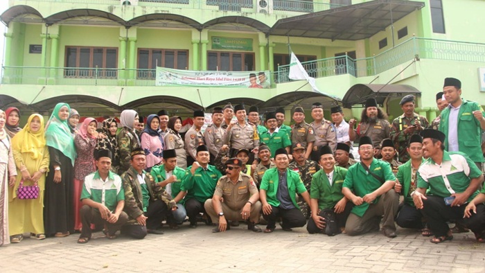 Kapolres AKBP Wahyu S Bintoro saat halalbihalal di kantor PCNU Gresik. Foto: SYUHUD A/BANGSAONLINE