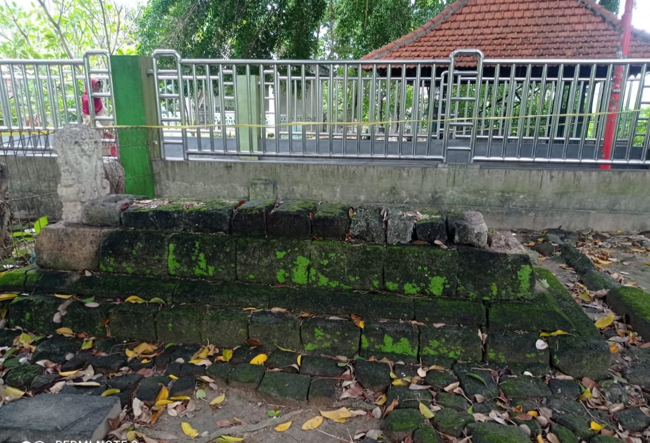 Batu nisan makam mbah tameng yang berada di komplek Sunan Giri Gresik hilang satu (dok. Ist)