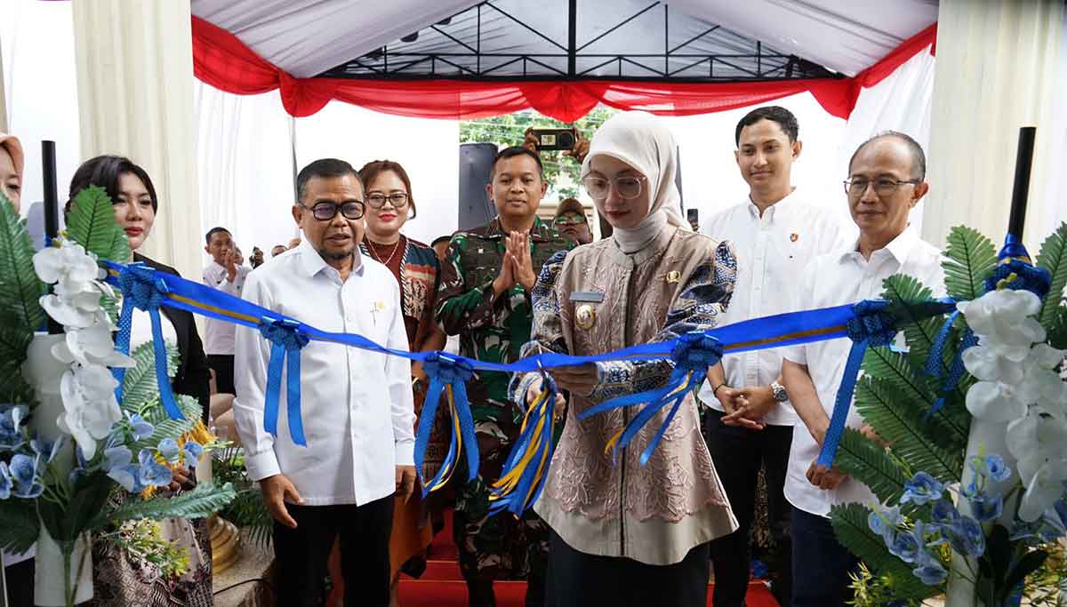Wali Kota Kediri saat memotong pita sebagai simbol peresmian kantor baru Kadin di Kota Tahu. Foto: Ist