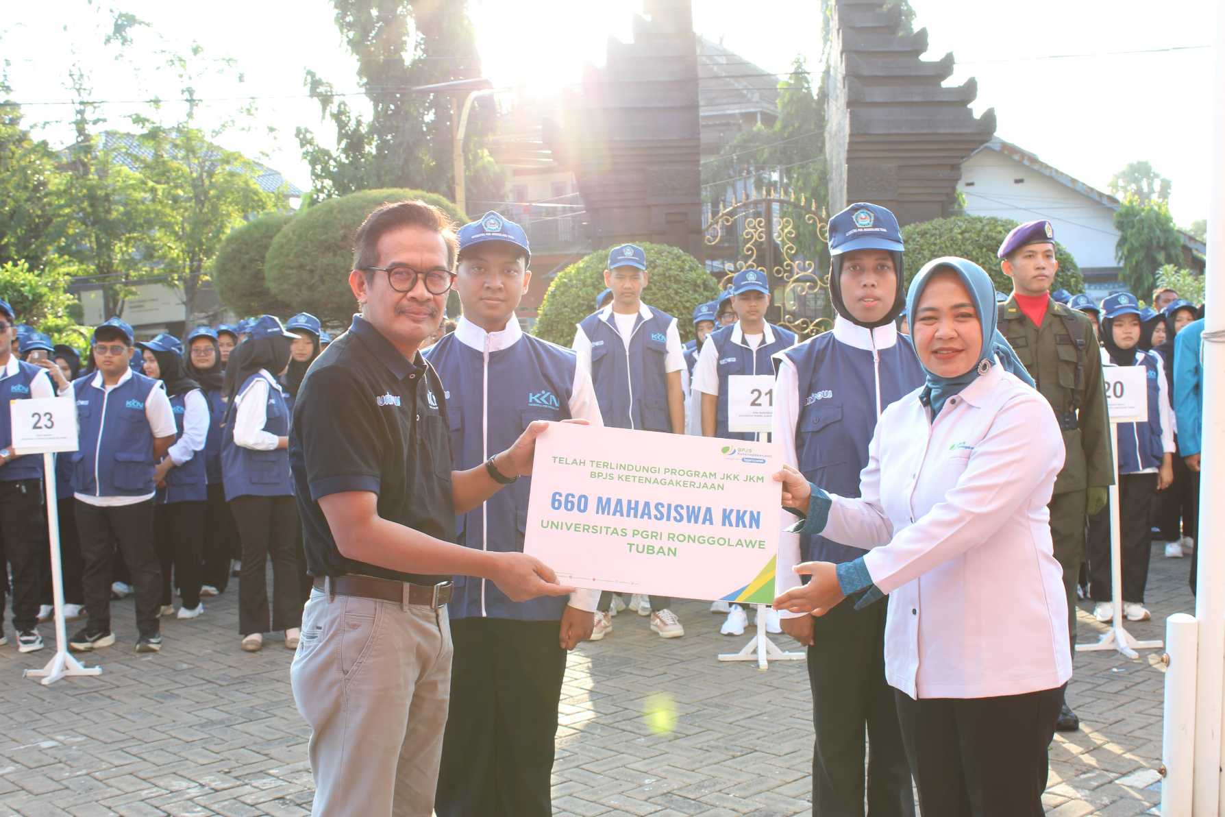Rektor Unirow Tuban, Dr Warli, M.Pd saat penyerahan simbolis BPJS Ketenagakerjaan untuk mahasiswa KKN
