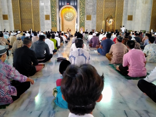 Jamaah salat Jumat di Masjid Nasional Al-Akbar Surabaya berjarak satu meter ke samping kanan dan kiri hari ini, Jumat (27/3/2020). Foto: MA/bangsaonline.com  