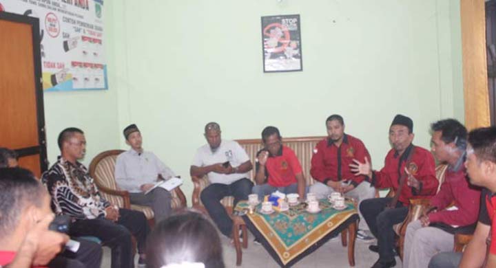 LSM Garda Pantura saat melakukan audiensi dengan KPU dan Bawaslu Pasuruan di Pogar Bangil.