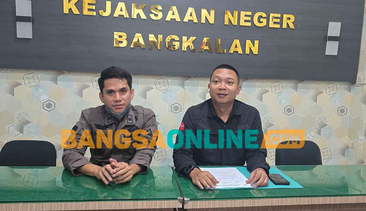 Konferensi pers terkait dugaan penyalahgunaan aset BUMD di bangkalan. Foto: AHMAD FAUZI/BANGSAONLINE