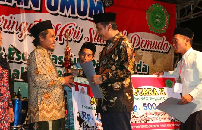 Bupati Rembang, Abdul Hafidz saat prosesi acara sumpah pemuda.
