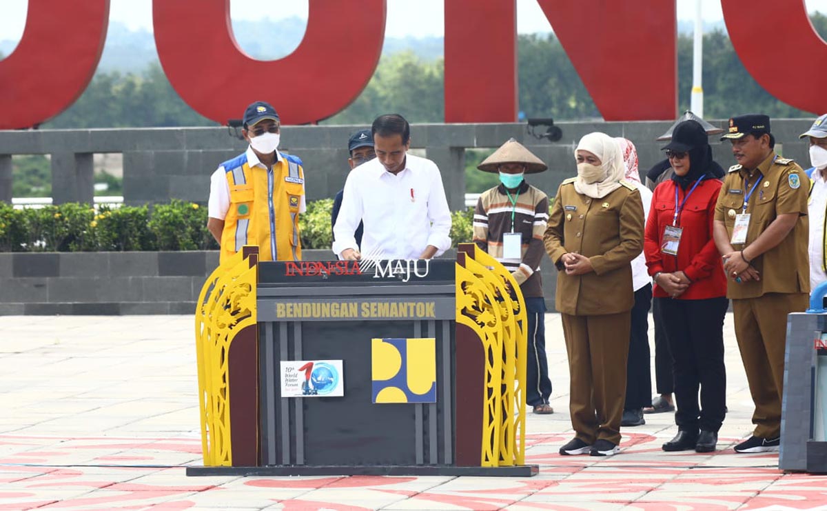 Presiden Jokowi didampingi Gubernur Jawa Timur Khofifah Indar Parawansa menandatangani prasasti peresmian Bendungan Semantok.